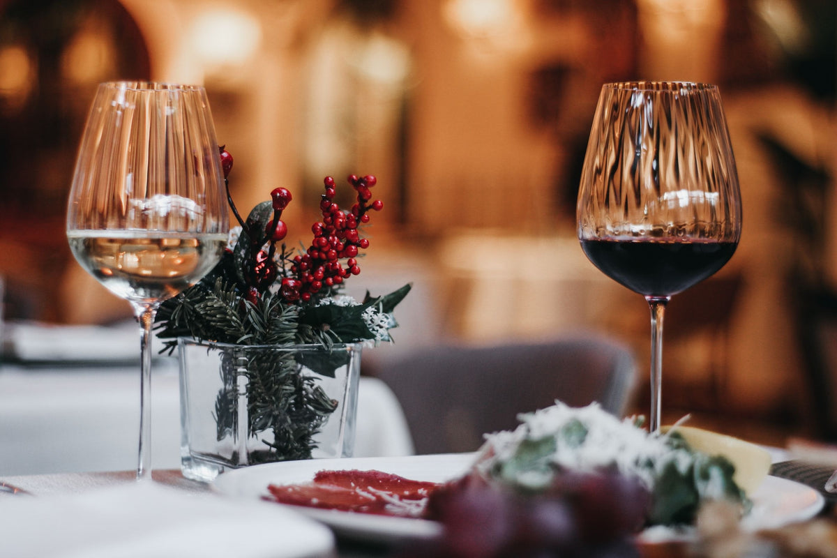 Vin til julemad: sådan vælger du vinen til and og flæskesteg
