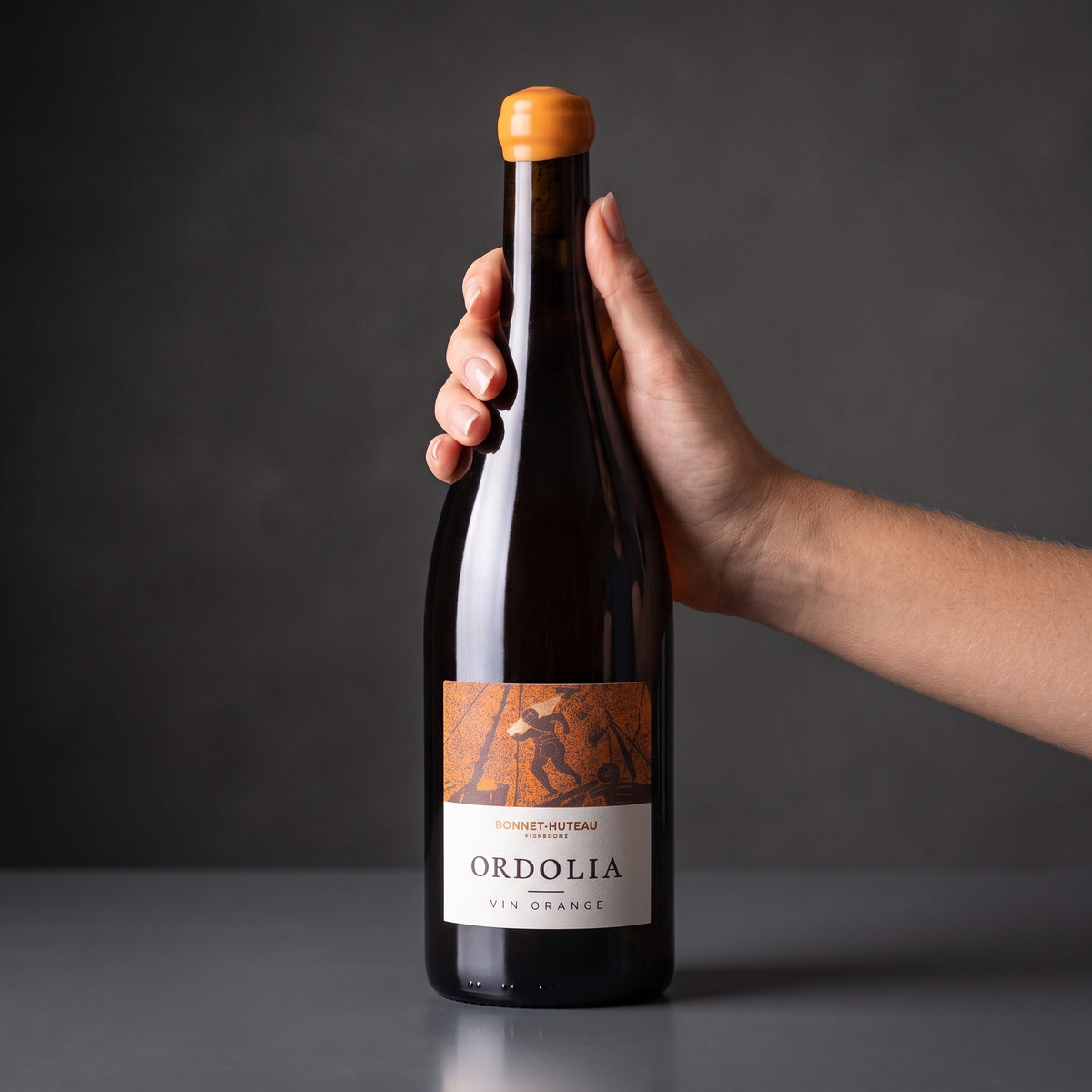 Flaske med Ordolia orangevin fra Bonnet-Huteau i professionelt studie-set