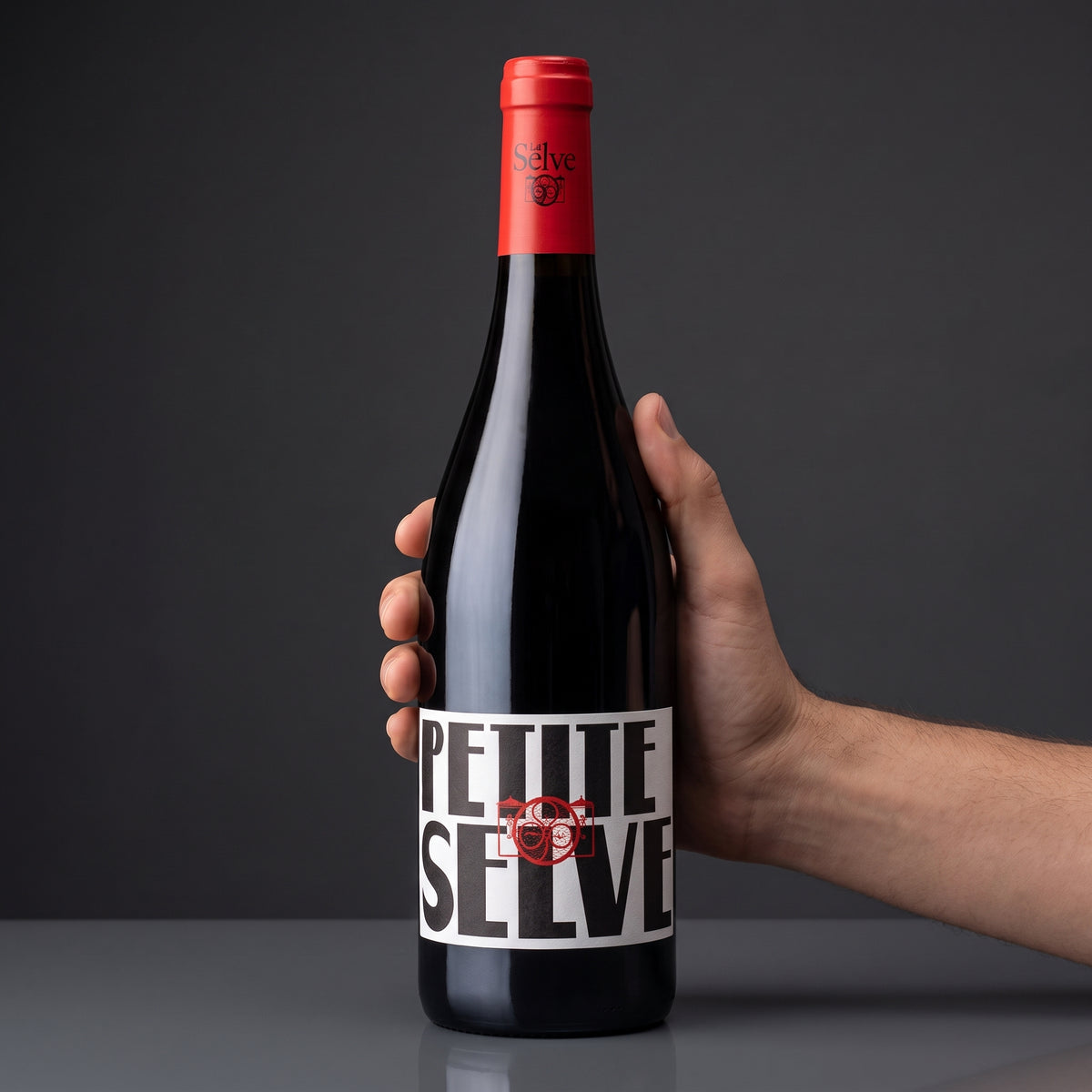 Petite Selve Rouge rødvin i studio-opstilling med skarpt fokus på etiketten
